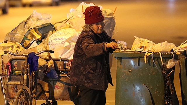 敬禮，勵志可愛的“拾荒奶奶”