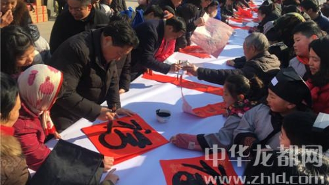書法家揮毫送“?！?眾市民喜領(lǐng)春聯(lián)