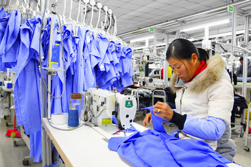 貧困家庭實(shí)現(xiàn)家門(mén)口就業(yè)