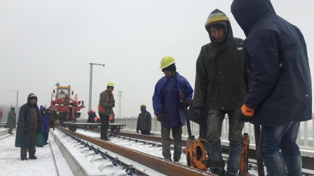 致敬！風(fēng)雪中的高鐵建設(shè)者